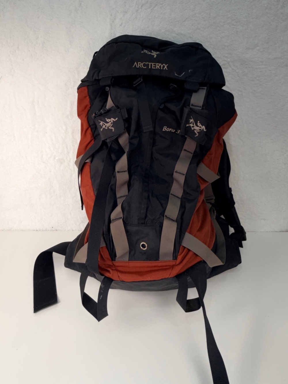Arc’teryx Bora 30 Hiking Backpack Black Red Technical Daypack - Picture 2 of 14
